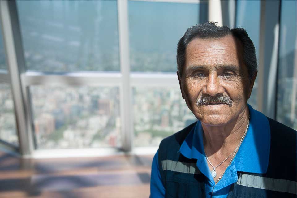 window cleaner in tallest building in South America